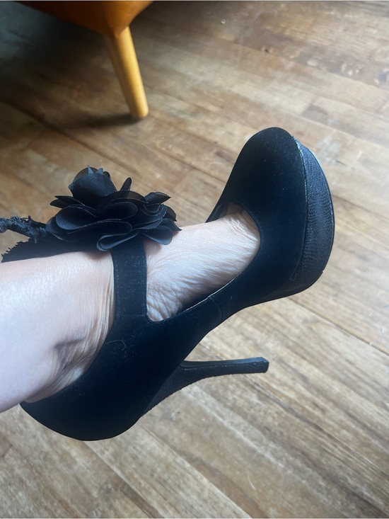 Qupid Shoes - Qupid Black Floral Accent Platform Mary Jane Heels